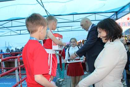Наталья Дикусарова и Николай Валуев поприветствовали юных боксеров на областном чемпионате в Тайшетском районе 